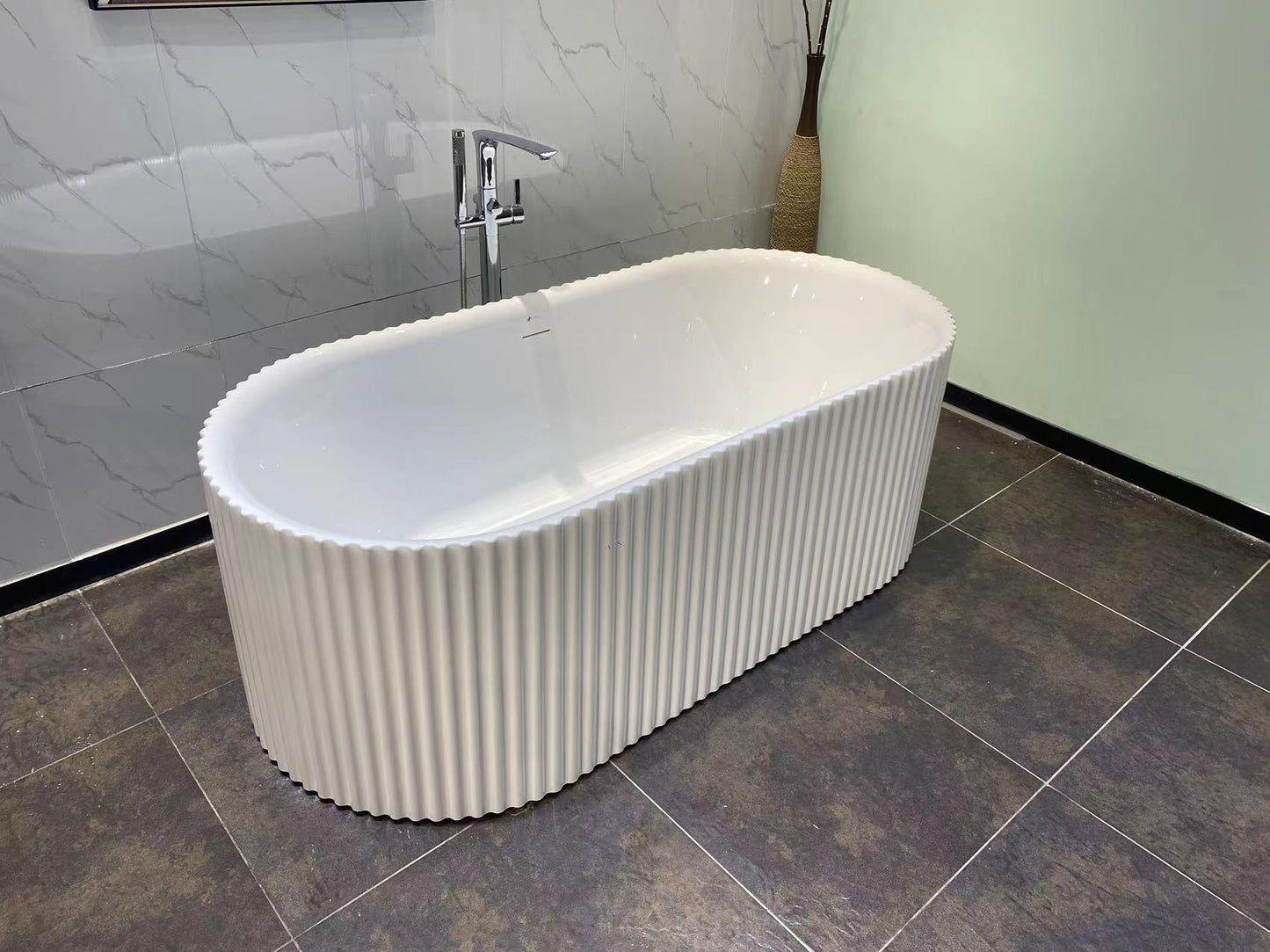Freestanding Bathtub, White Size: 67-3/4×32-1/4×22-4/5 in  (1720×820×580mm)