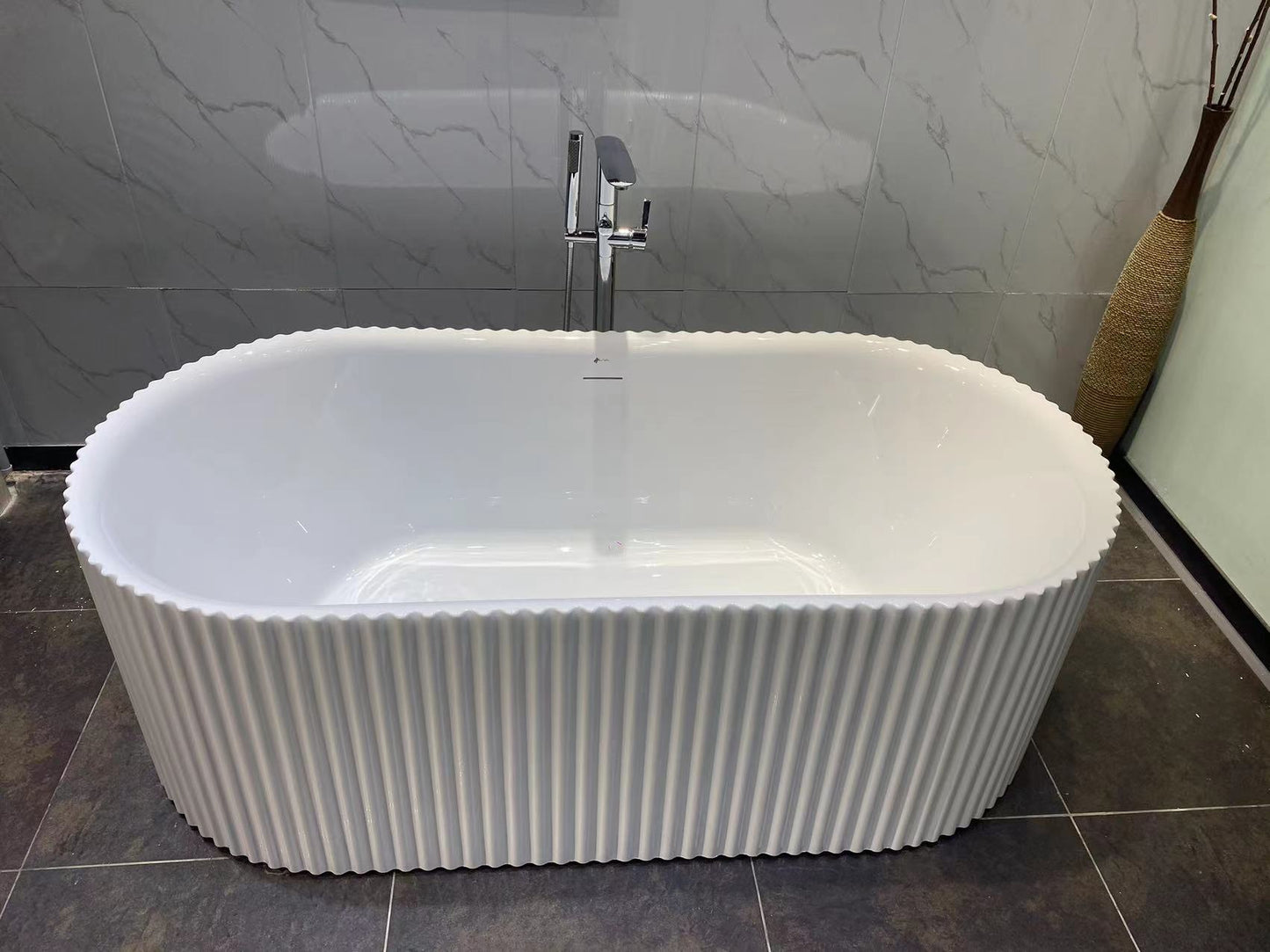 Freestanding Bathtub, White Size: 67-3/4×32-1/4×22-4/5 in  (1720×820×580mm)