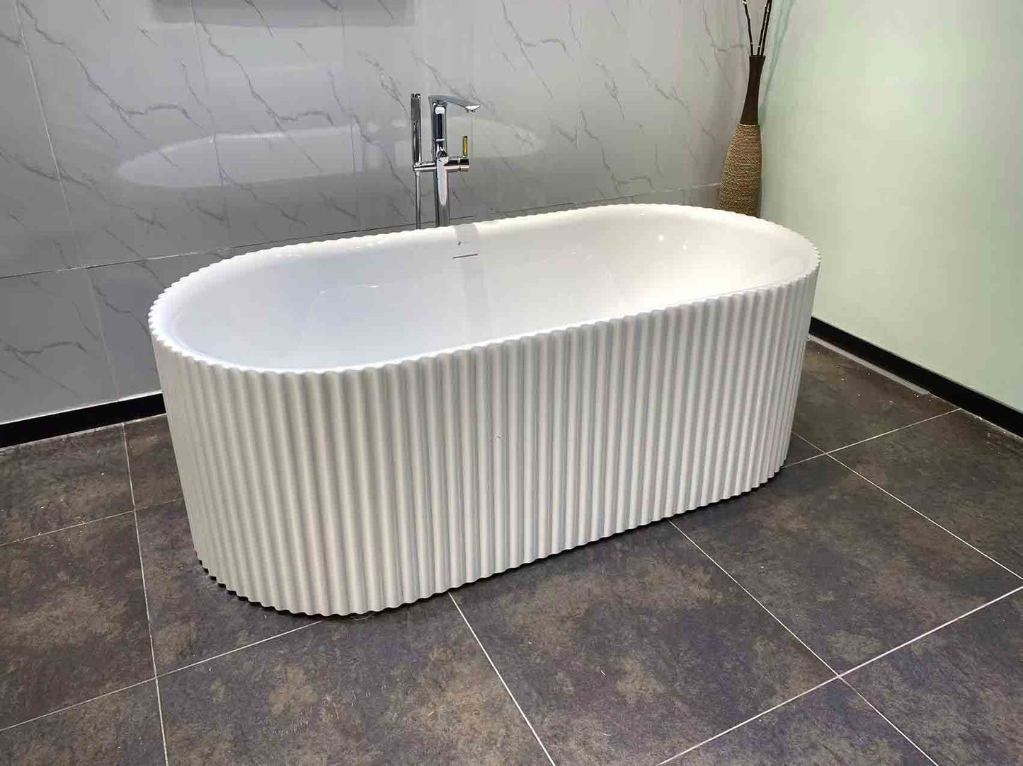 Freestanding Bathtub, White Size: 67-3/4×32-1/4×22-4/5 in  (1720×820×580mm)